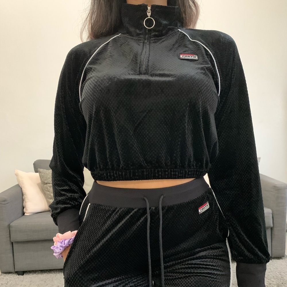 Adorable velour cropped & high waisted track suit - Picture 3 of 12